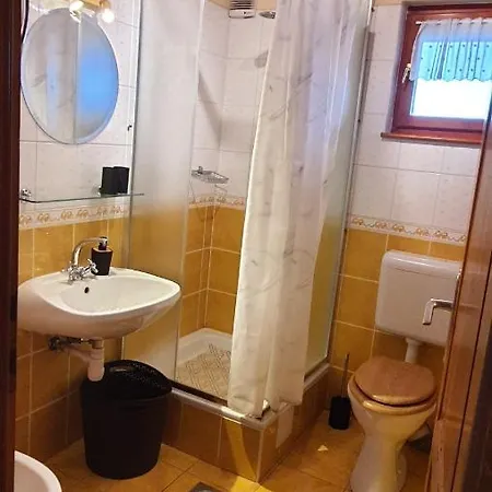 Sarkanyles Vendeghaz