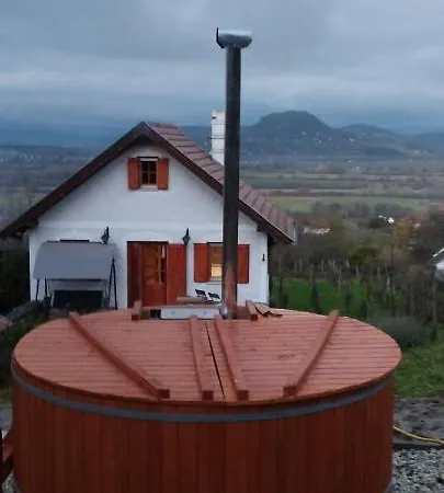 Sarkanyles Vendeghaz