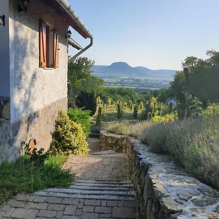 Sarkanyles Vendeghaz *