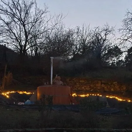 Sarkanyles Vendeghaz *